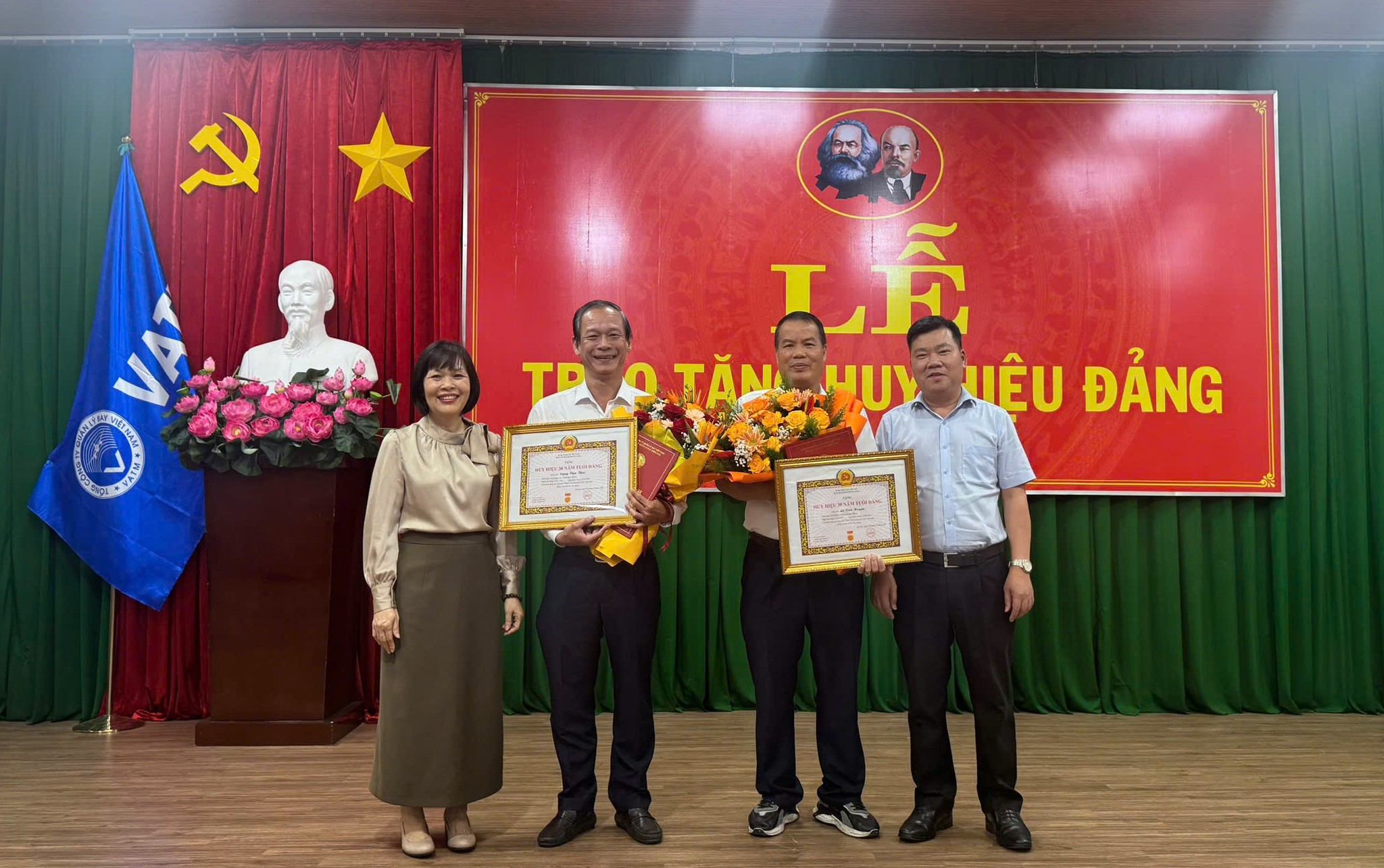 Đc Hòa trao huy hiệu Đảng cho các đc