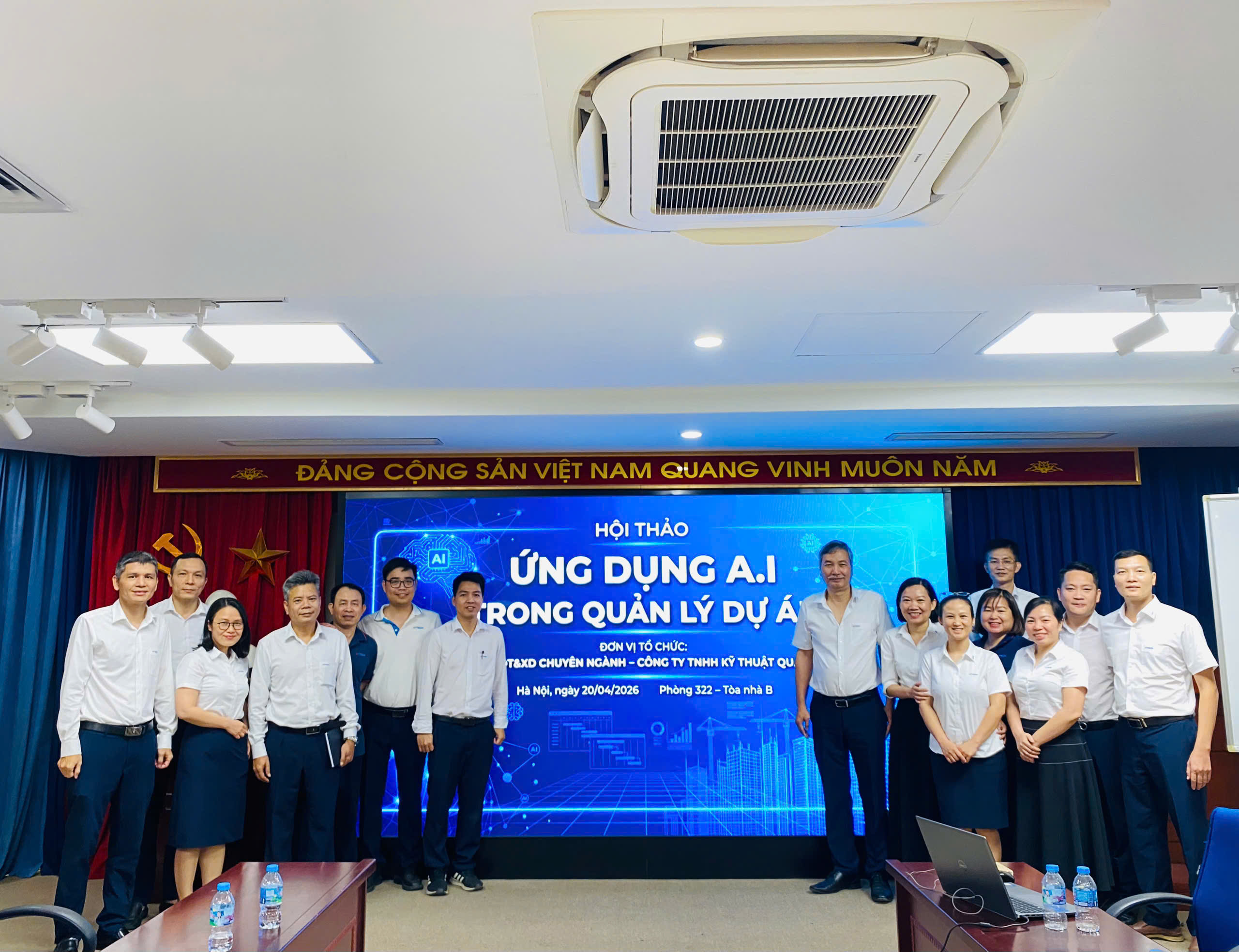 Ảnh 1. Tập thể Ban QLDA chụp ảnh tại hội thảo