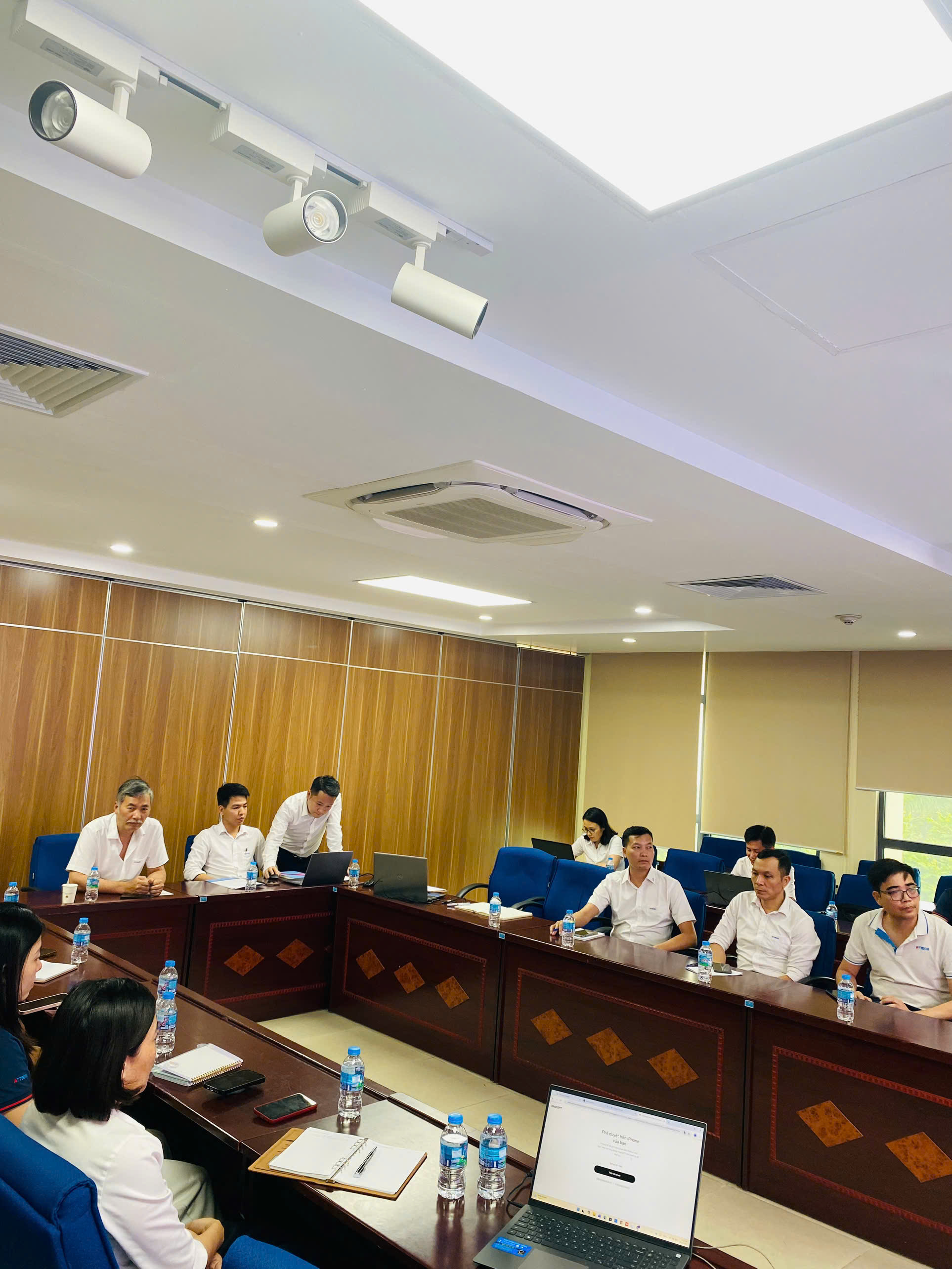 Ảnh 3 - Các thành viên trao đổi tác vụ