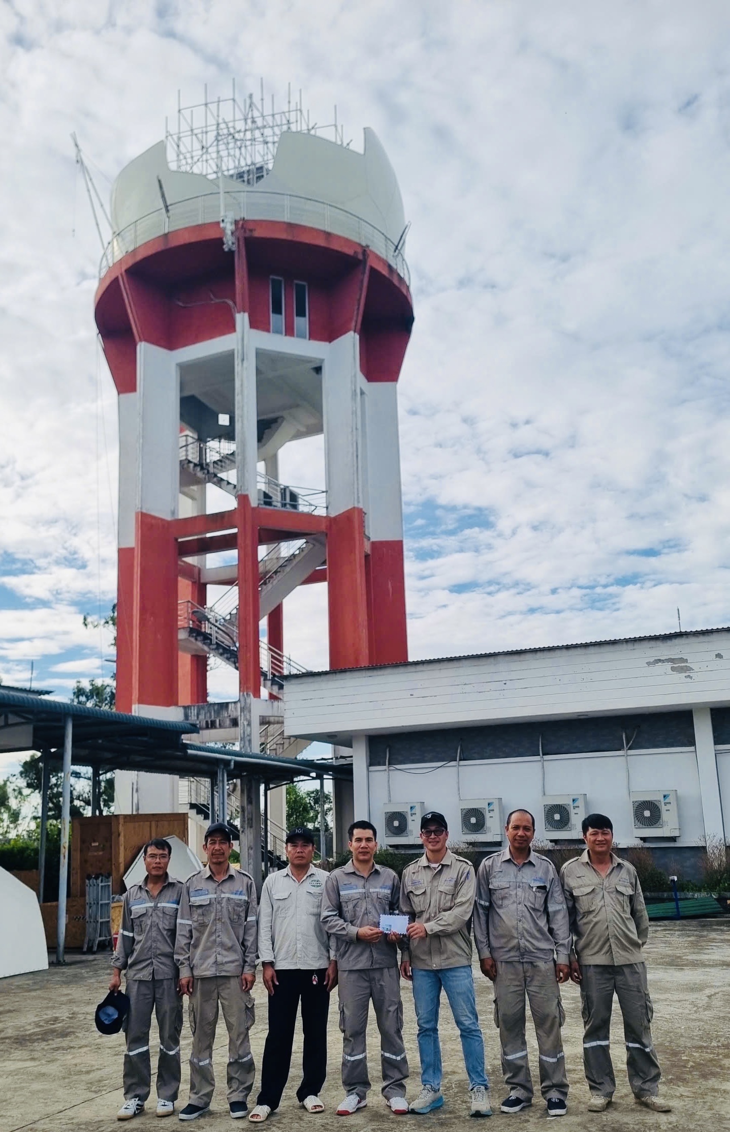 ảnh 2_ Tặng quà Đội thi công Radome Vinh(1)