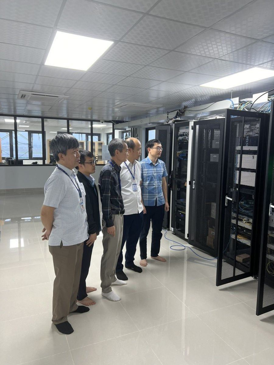 Đoàn công tác Tổng công ty, lãnh đạo F168 tri ân quà tặng kiểm tra trang thiết bị và các vị trí trực