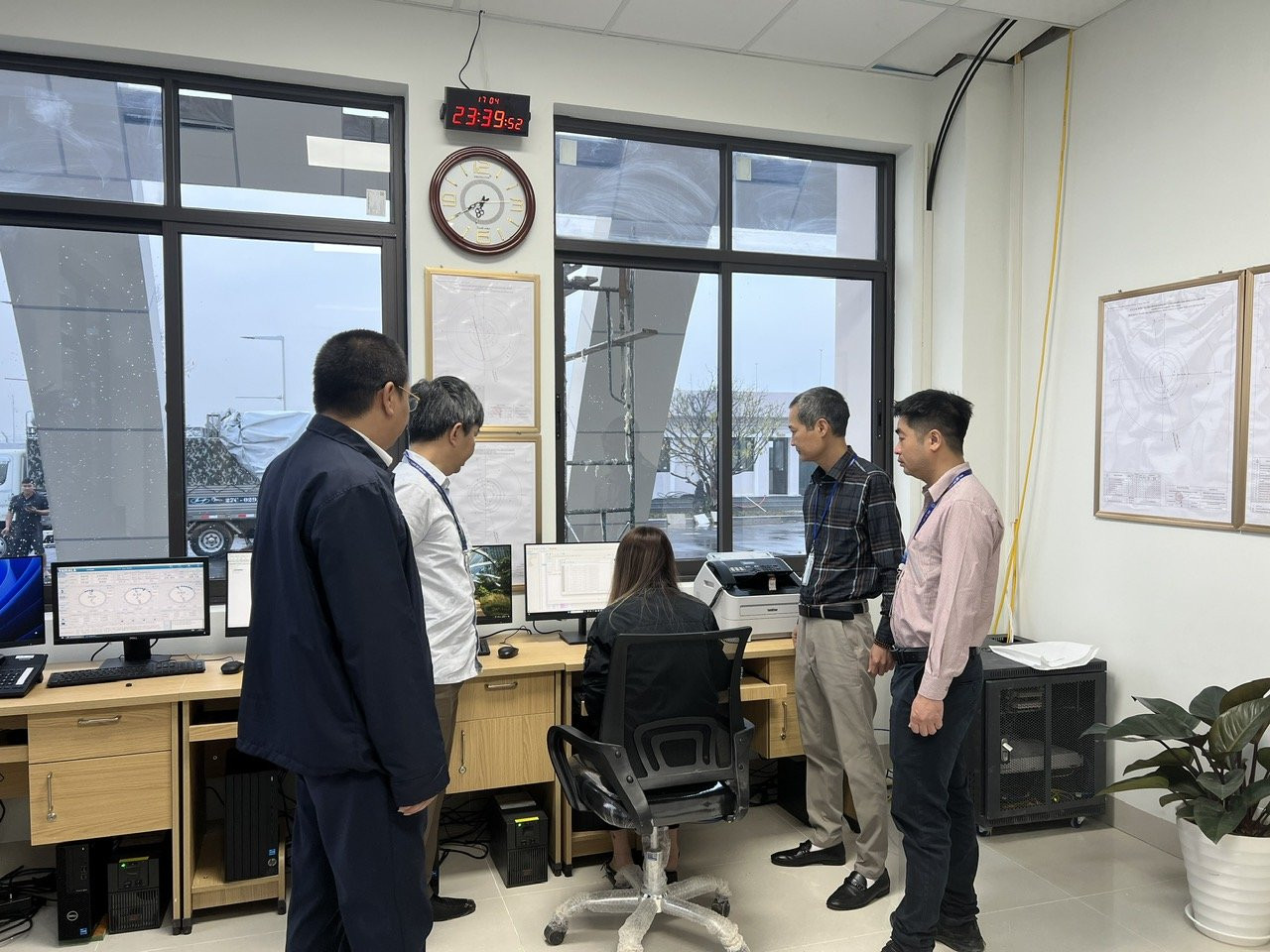 Đoàn công tác Tổng công ty, lãnh đạo F168 tri ân quà tặng kiểm tra trang thiết bị và các vị trí trực