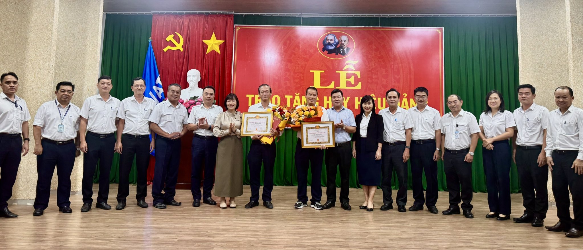 BCH đảng bộ chúc mừng các đc 30 năm tuổi Đảng